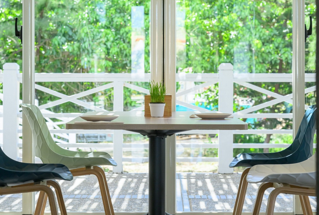 Origen by Molino de Urdániz餐廳位於林投海灘旁，窗外即是綠意、海景。