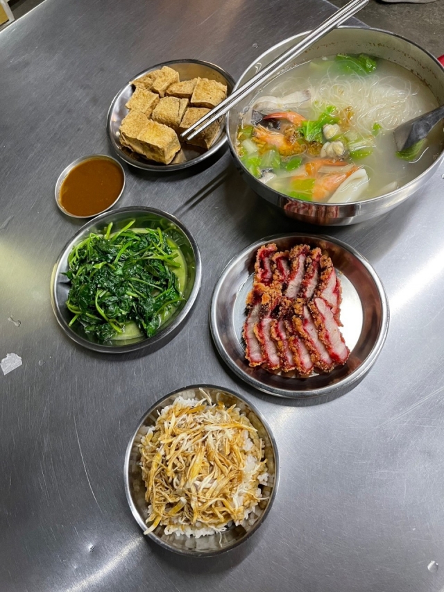 海鮮米粉 雞肉飯。圖片來源：台北市市場處