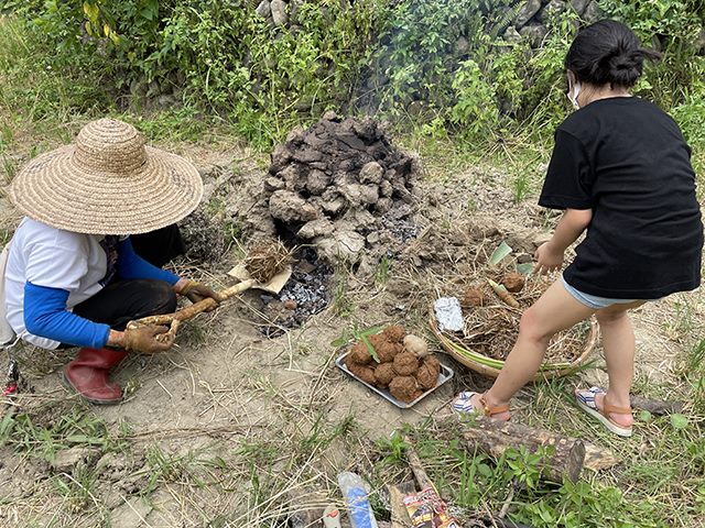 「一期稻作割禾」系列活動裡還可體驗傳統炕窯樂趣。圖片來源：北市客家文化主題公園