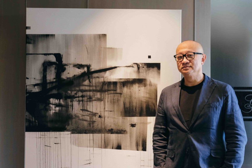 當然，除了代理全球餐廳和酒莊，王劭仁的另一大成就，就是2020年開了自己的精品酒店「Hotel MVSA慕舍酒店」，並且將世界級的美食、美酒、藝術、生活風格在此完美呈現。除了渥達尼斯磨坊進駐，並首創「一層一酒莊」、以美酒環遊世界的住宿體驗，每天還有Wine O’clock提供聯名酒莊的葡萄酒或清酒暢飲，讓酒徒流連忘返甘願再三回訪。