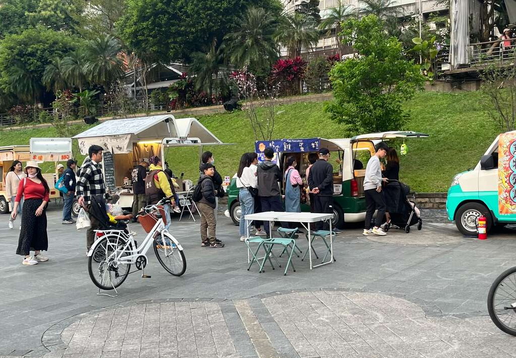 行動餐車市集,每周日移師碧潭東岸廣場登場。圖片來源:新北市政府