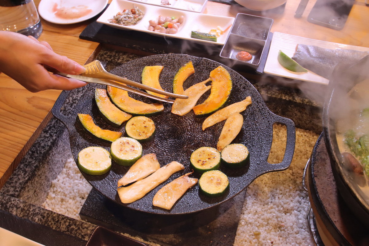 烤肉的蔬菜盤為南瓜、節瓜，以及杏鮑菇。