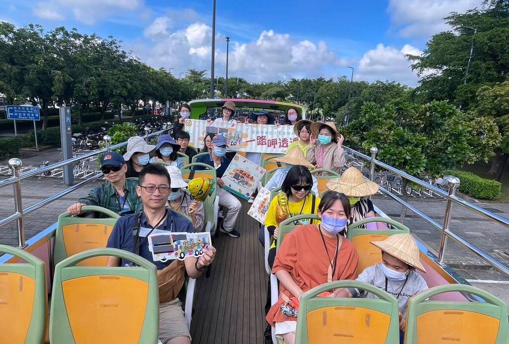 雙層巴士的居高遊覽視角,更能感受不同風貌的台南美景。圖片來源:台南市政府