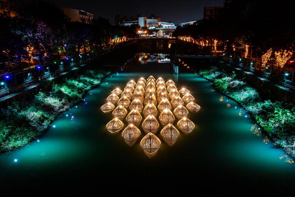 萬年溪河面以多個竹編妝點出《鱗光》燈飾。圖片來源：屏東縣政府
