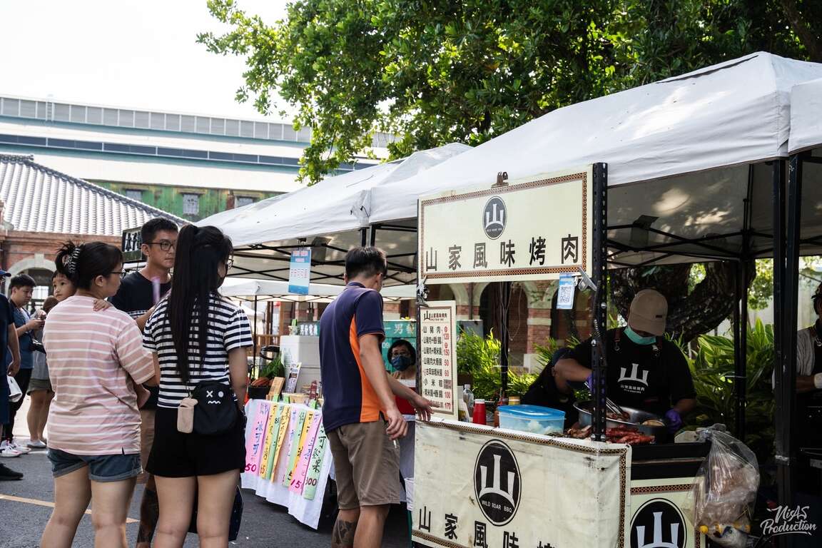「東高慢遊」規劃有近百攤展售在地特產市集。圖片來源:高雄市政府