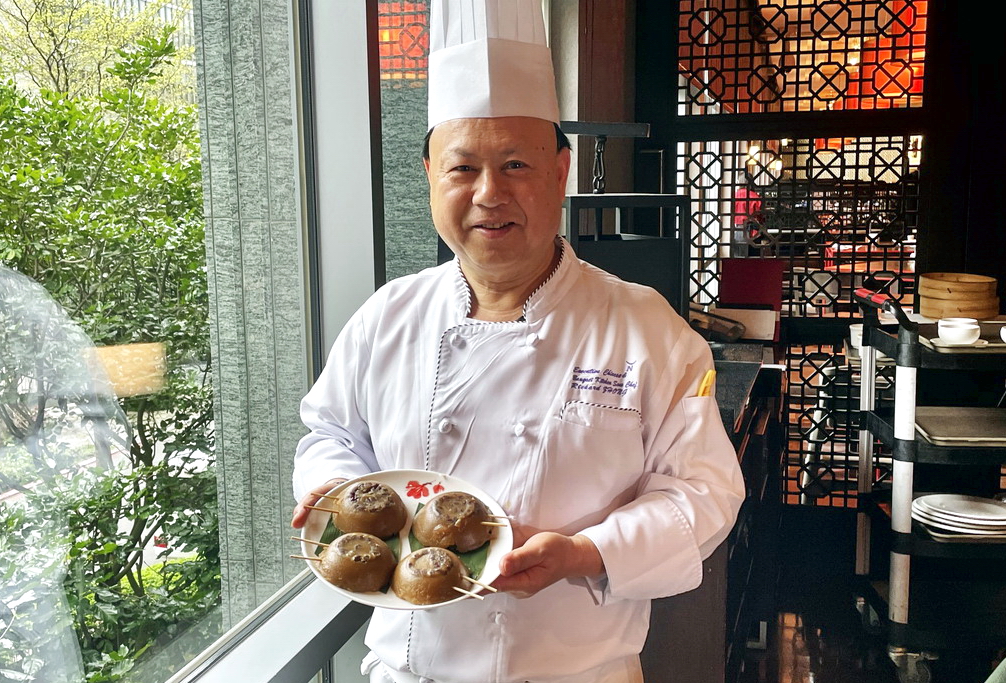 味坊中餐廳的香港主廚鍾安富師傅，他手上端著的是他兒時最愛的街頭甜點紅豆砵仔糕。