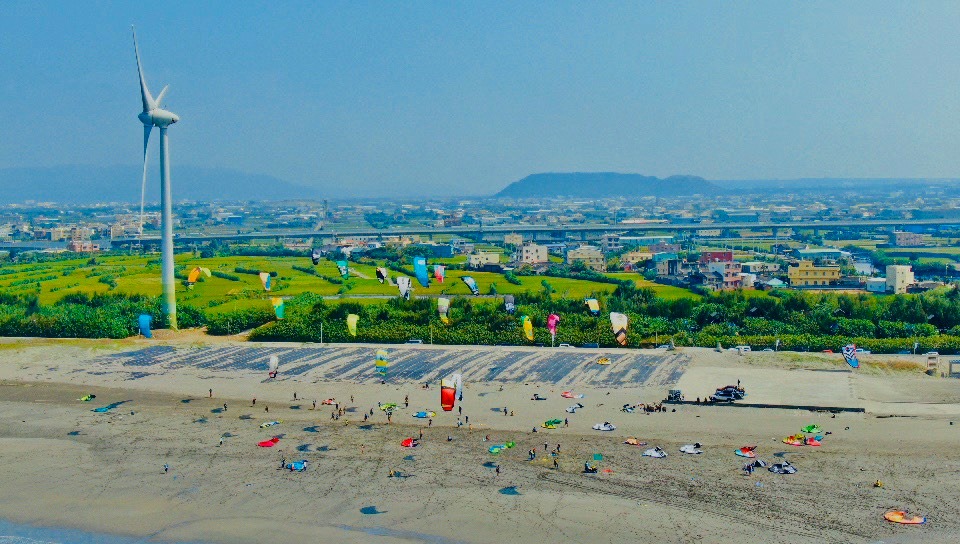 大安濱海樂園9月起海風增強，適合風箏衝浪等活動。圖片來源：台中市政府