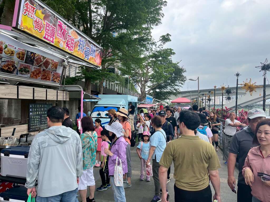 行動餐車市集,年底前每周六固定在捷運新店站對岸吊橋旁平台。圖片來源:新北市政府