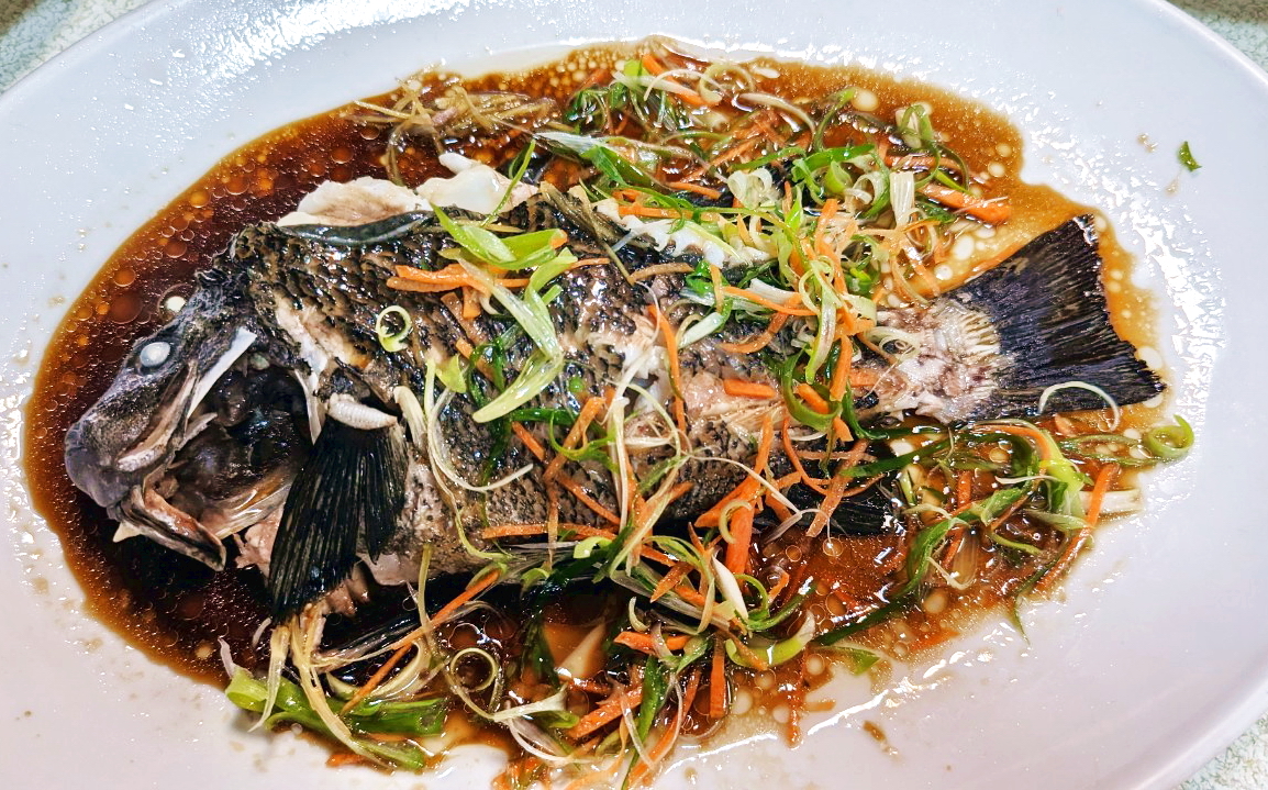 簡單烹飪清蒸黑毛魚鮮味十足。圖片來源：新北市政府