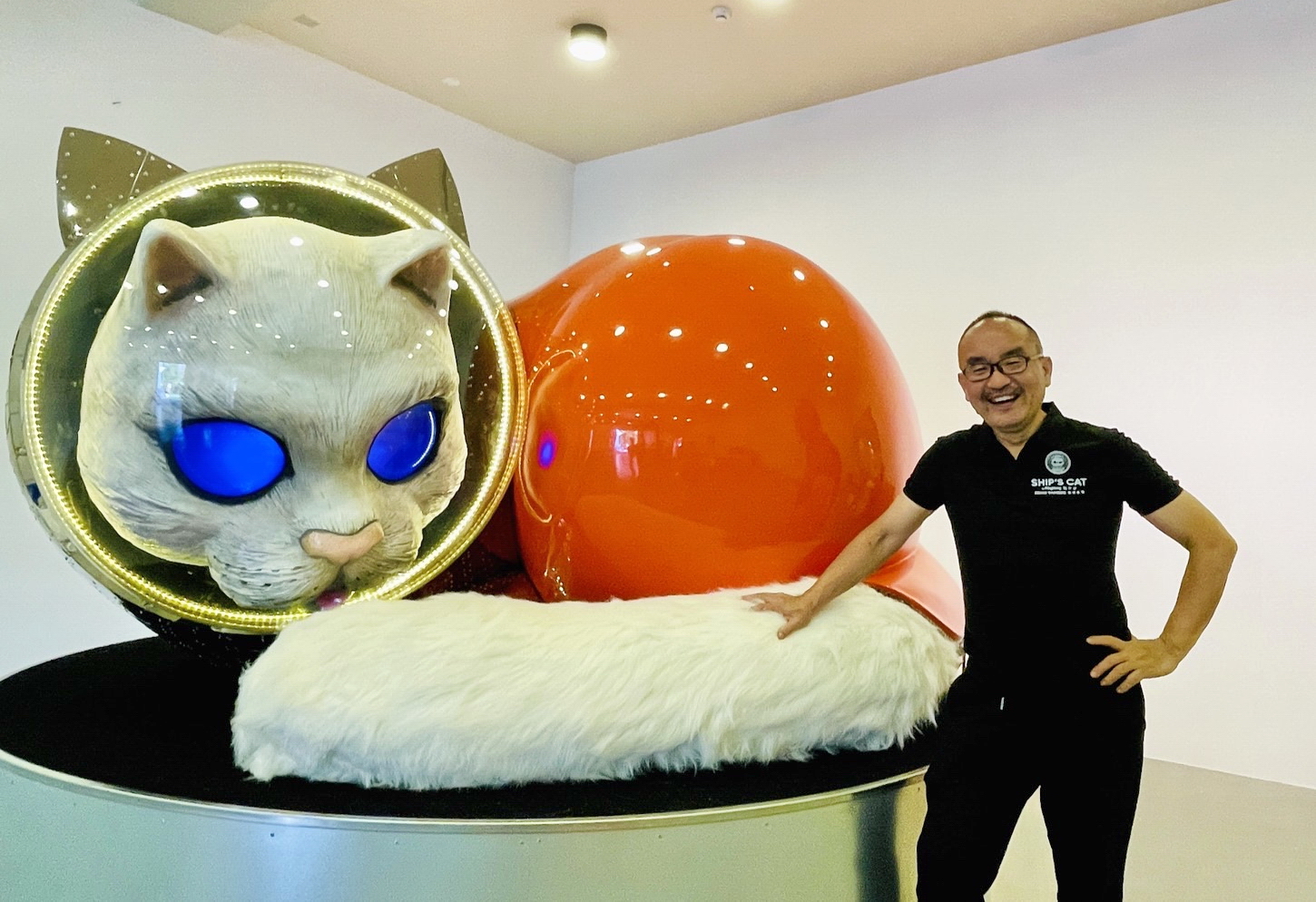 鬼才藝術家矢延憲司，與他的創作《黑漆宇宙睡貓》。圖片來源：屏東縣政府
