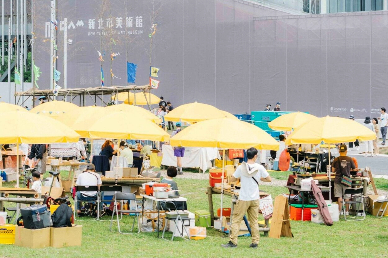 活動期間的每周六、日在新北市美術館周邊綠地，還會舉辦特色市集。圖片來源：新北市城市藝術節官網