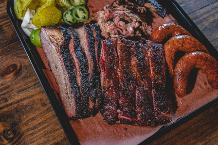 德州BBQ以煙燻牛胸肉、豬肋排與手工香腸聞名全球。