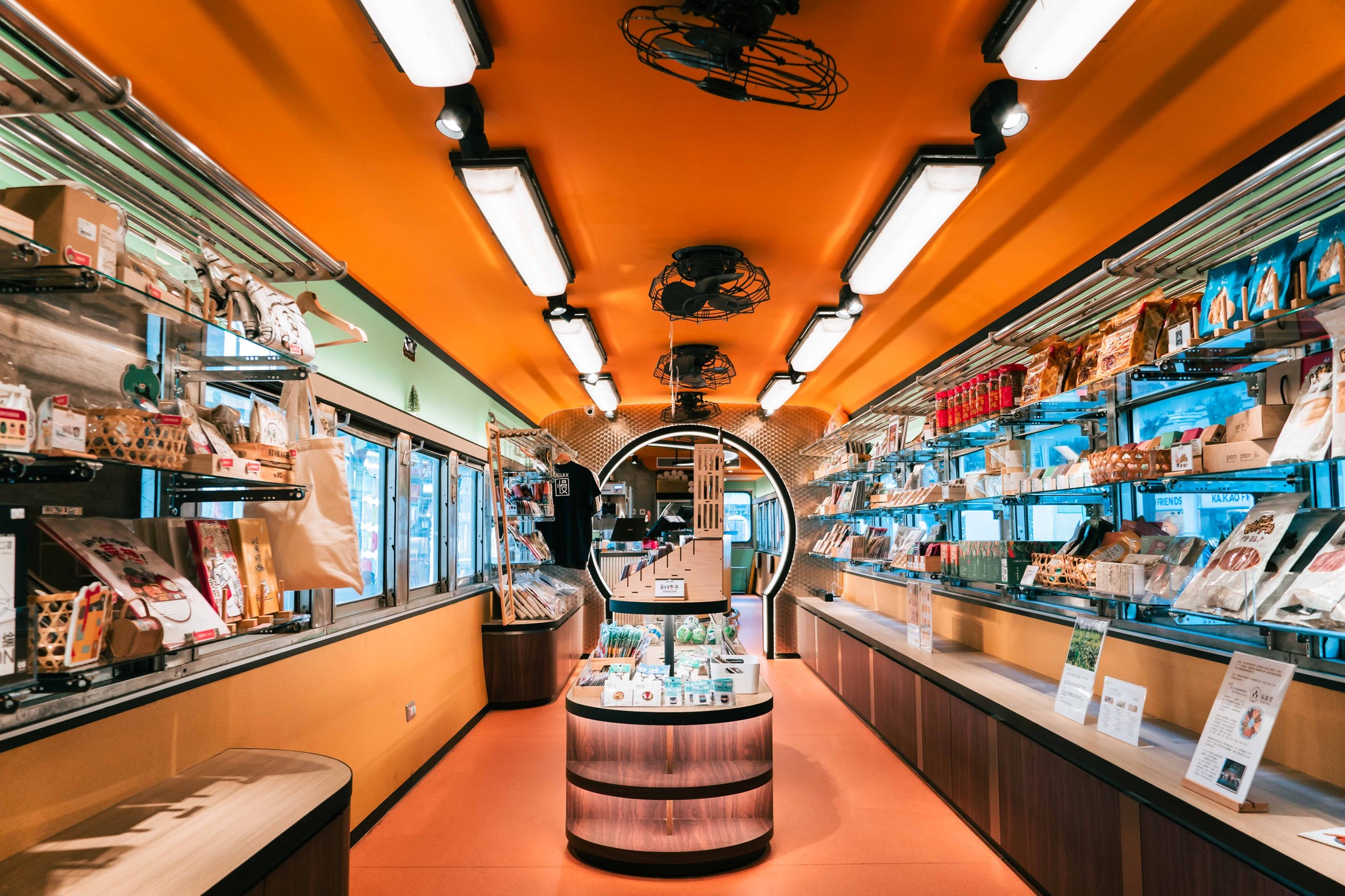 舊光華號列車變身為一間特色選物店「光華小賣所」。圖片來源：台中驛鐵道文化園區