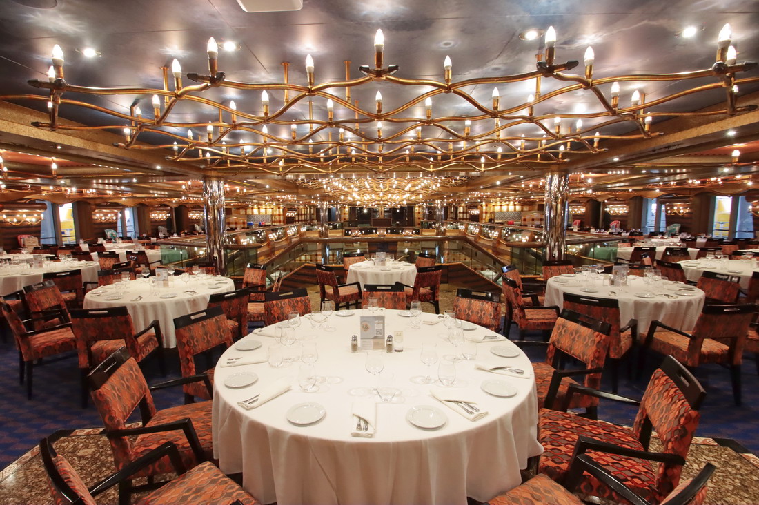 船上有2間主餐廳，圖為可容納1125人的Casanova餐廳。