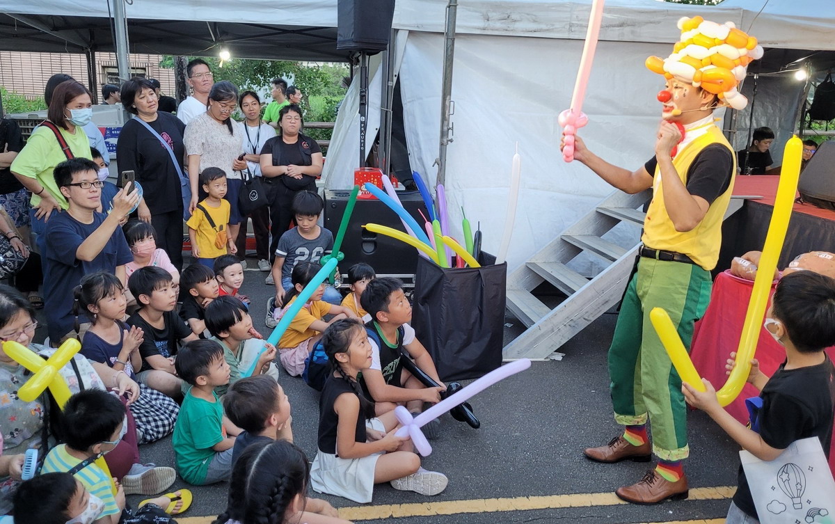 活動會場也有小丑表演與遊客互動。圖片來源：新北市政府