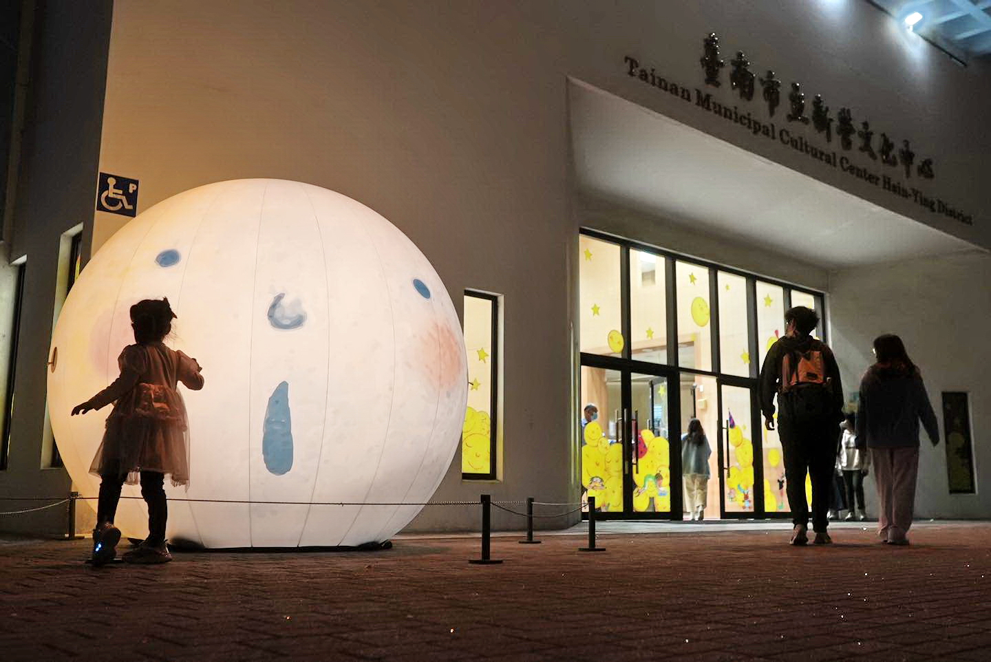 《幾米 Singing台南 團圓‧微光The Moon Forgets》戶外藝術裝置展。圖片來源：新營文化中心