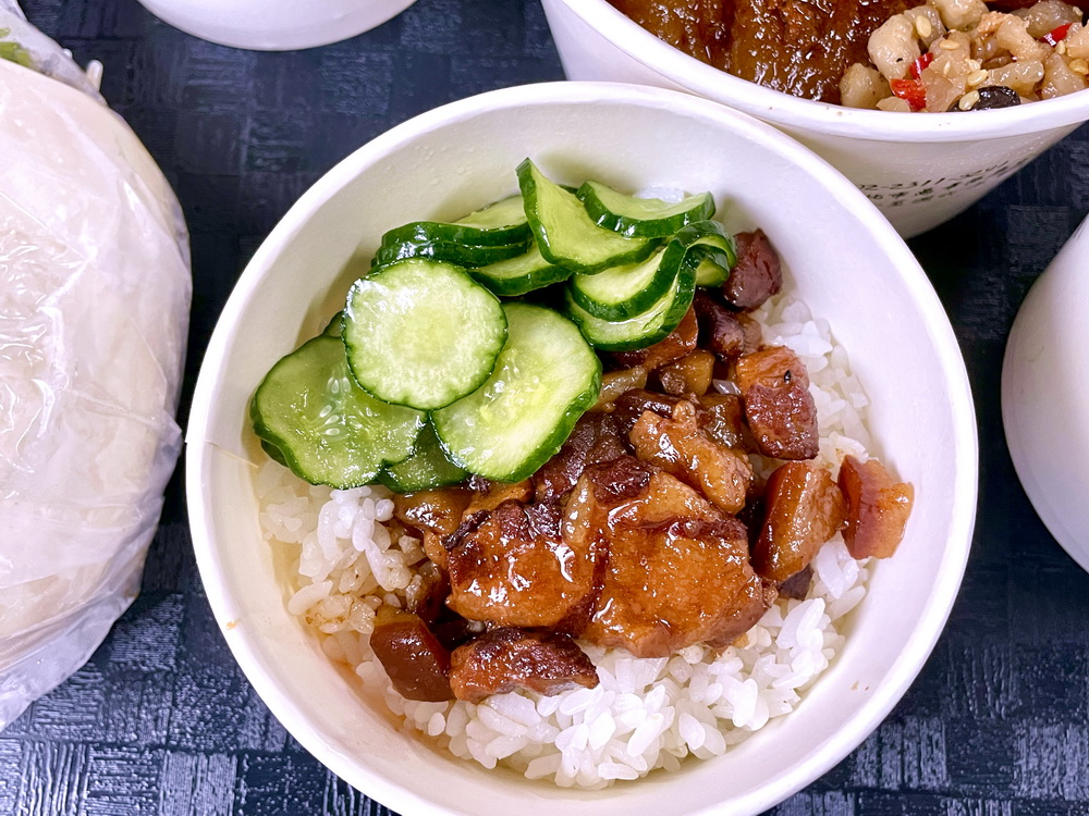 一甲子的魯肉飯,手切魯肉金黃迷人,還配有不少的醃漬小黃瓜片