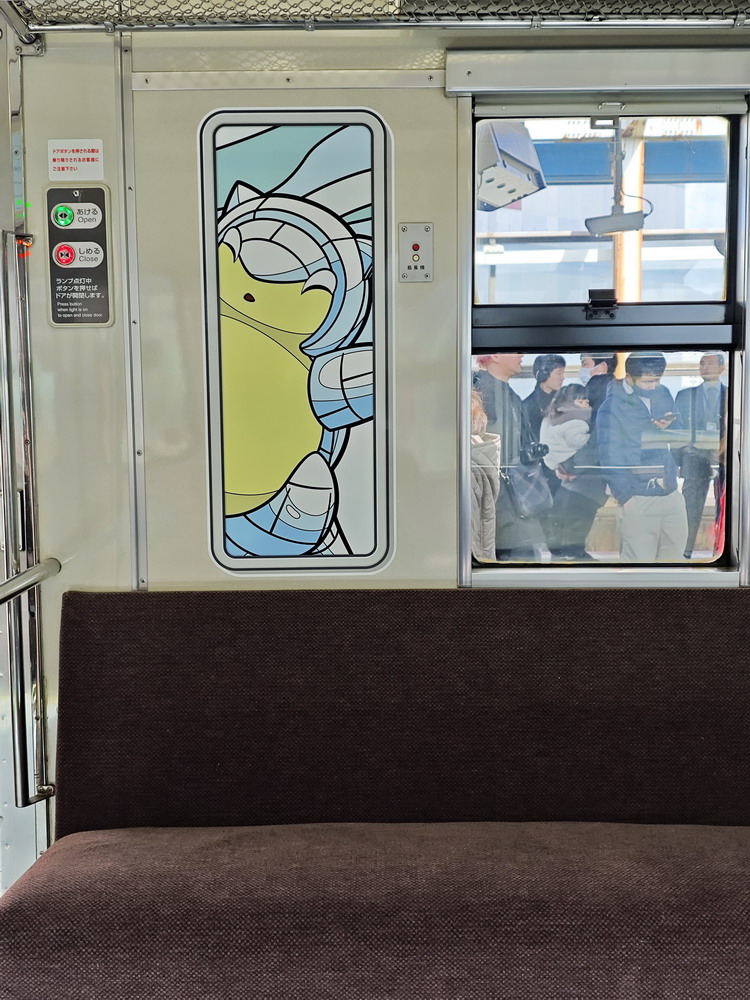 彩繪列車的內部，也可見到穿山鼠及阿羅拉穿山鼠。圖片來源：鳥取縣政府