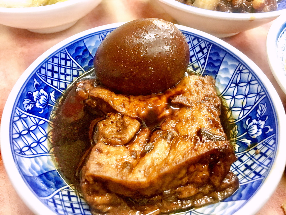 一顆20元的魯鴨蛋,與魯肉飯搭著吃,堪稱一絕。