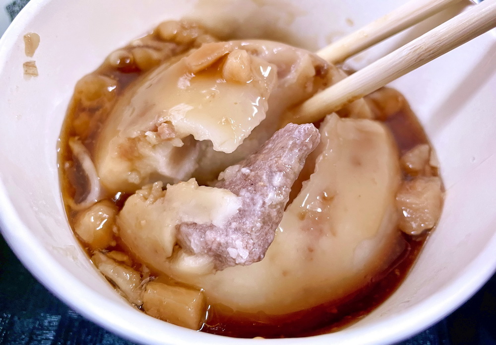 吃起來綿密紮實中帶著Q彈口感的麻豆碗粿。