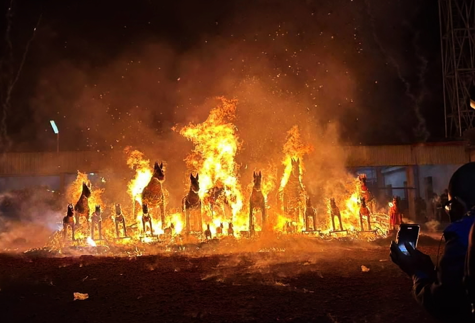 鹿草圓山宮的「放火馬」，是一種除疫祈福儀式。圖片來源：嘉義鹿草圓山宮臉書
