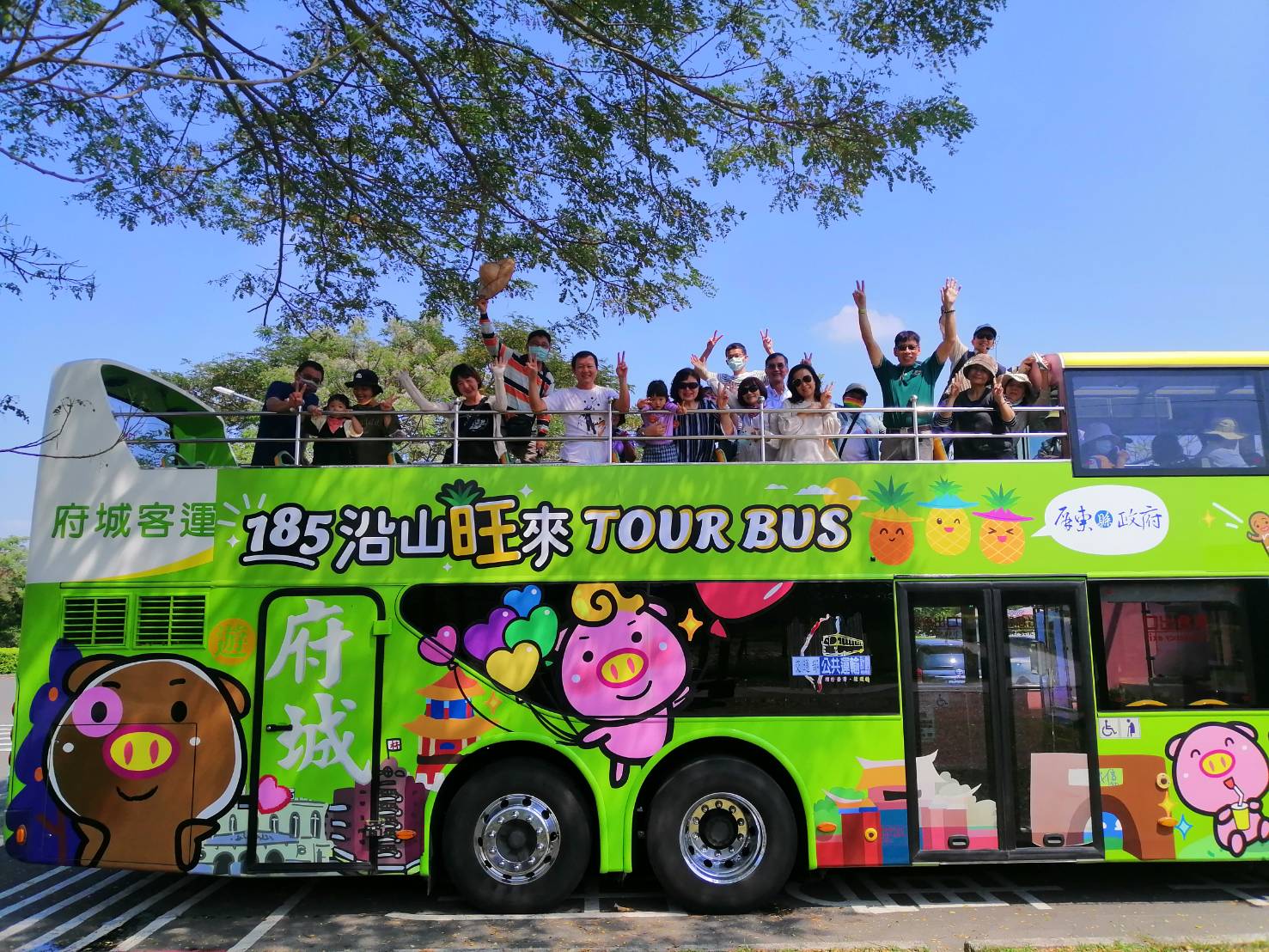屏東縣政府的沿山雙層觀光巴士，路線以185縣道（沿山公路）為主。圖片來源：屏東縣政府