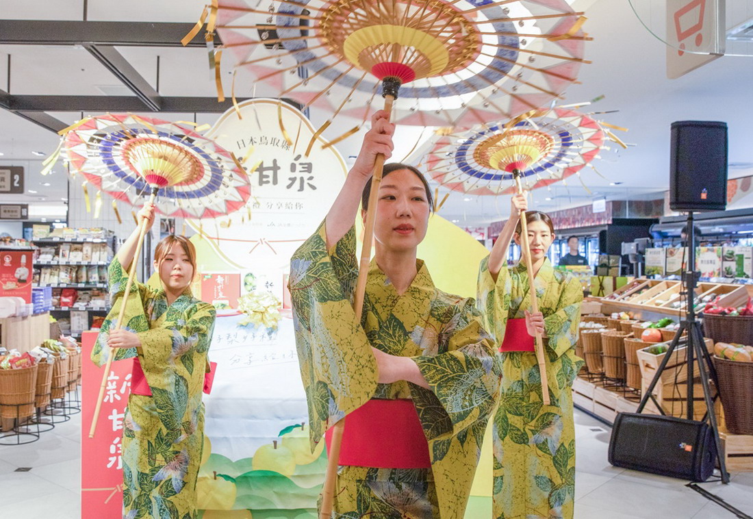 20世紀梨開賣儀式中，請到鳥取最代表的鏘鏘祭－傘舞表演。