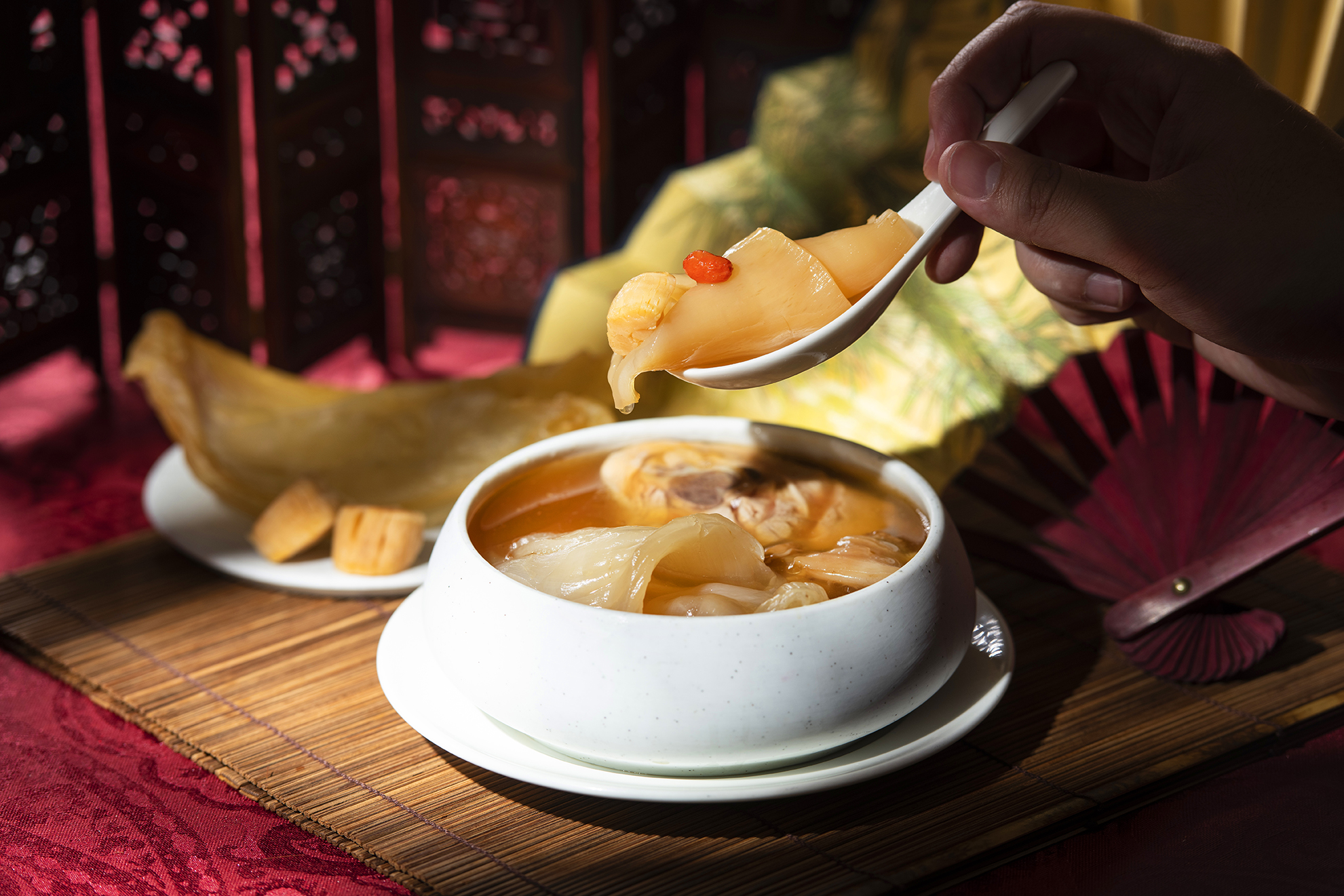 香宮-金柱乾螺燉30頭清水花膠湯。圖片提供：台北遠東香格里拉