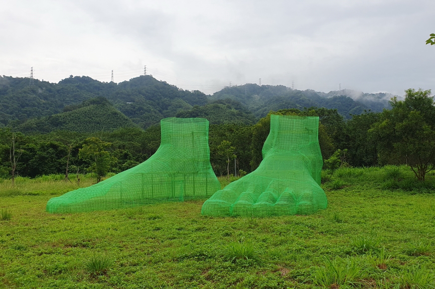 日本的久保寬子創作的《泥足》，於苗栗客家文學花園展出。 圖片來源：苗栗縣政府