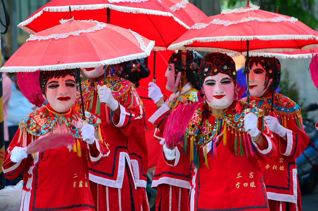 今年的麻豆香將於5/3～5遶境，活動中可見到十二婆姐陣。圖片來源：台南市政府