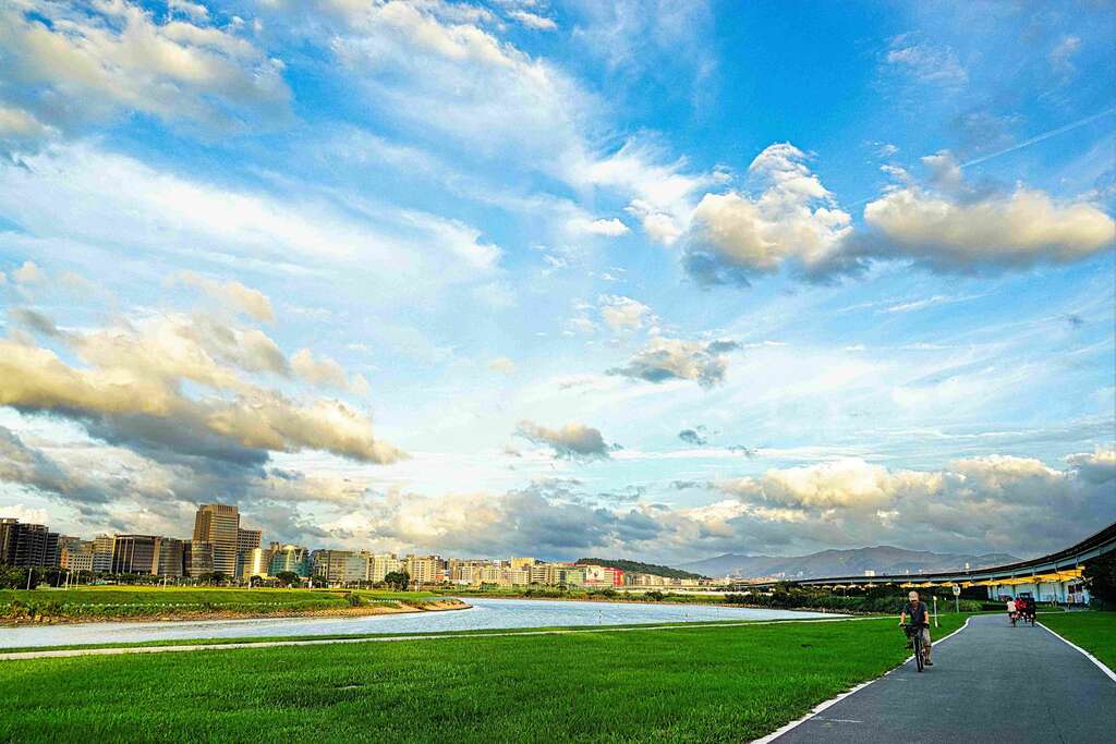 戲水區周邊就是規劃完善的單車道。圖片來源：台北市政府水利工程處