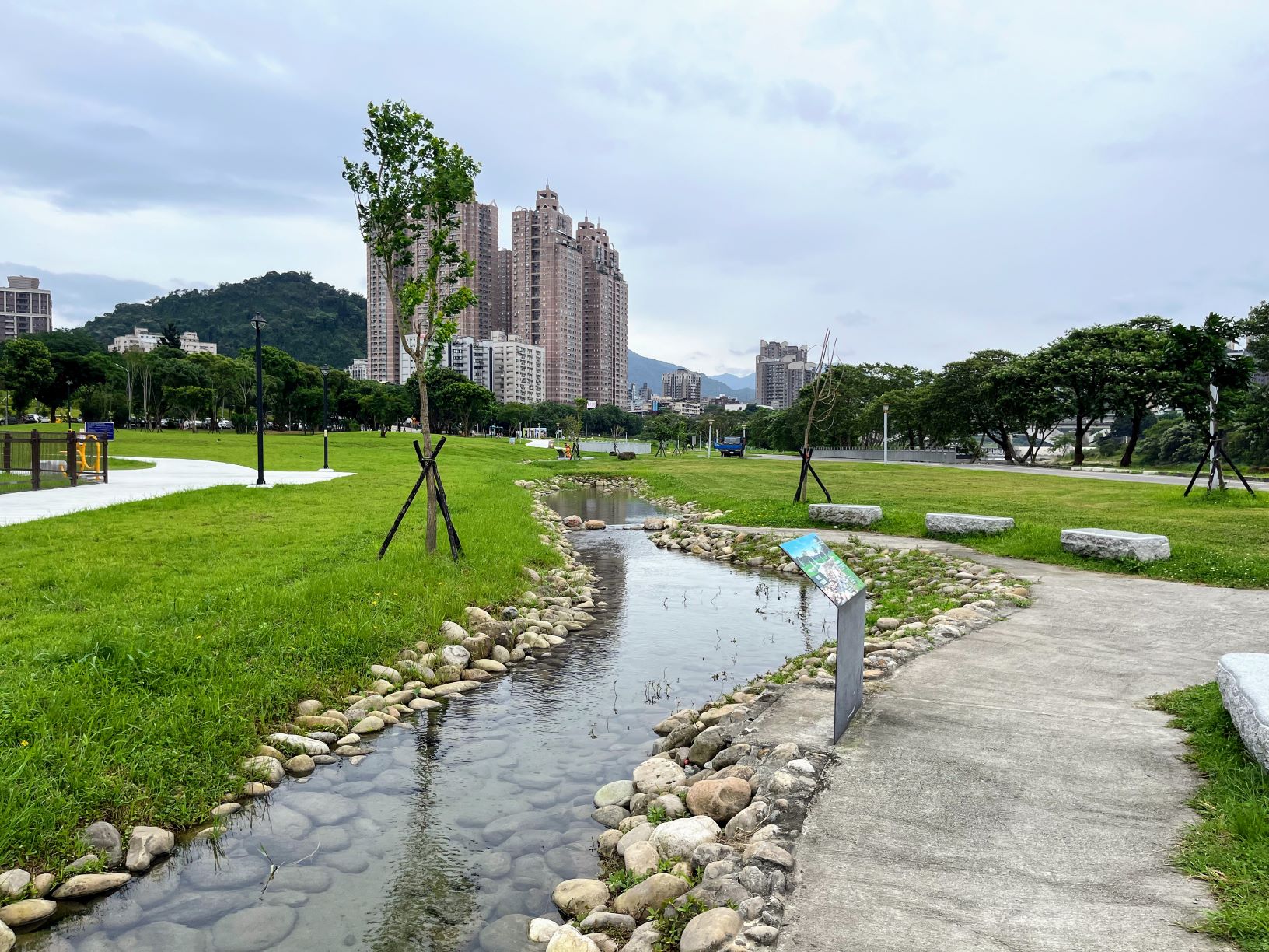 親店親情人工溪流是民眾玩水的好所在。圖片來源：新北市政府