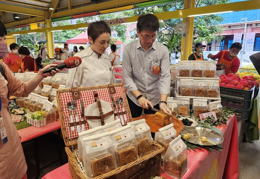 屏東縣副縣長黃國榮（右）、味覺的感動執行長謝佳陵，共同推出限量限期的愛文芒果｢戀愛生吐司｣。圖片來源：屏東縣政府