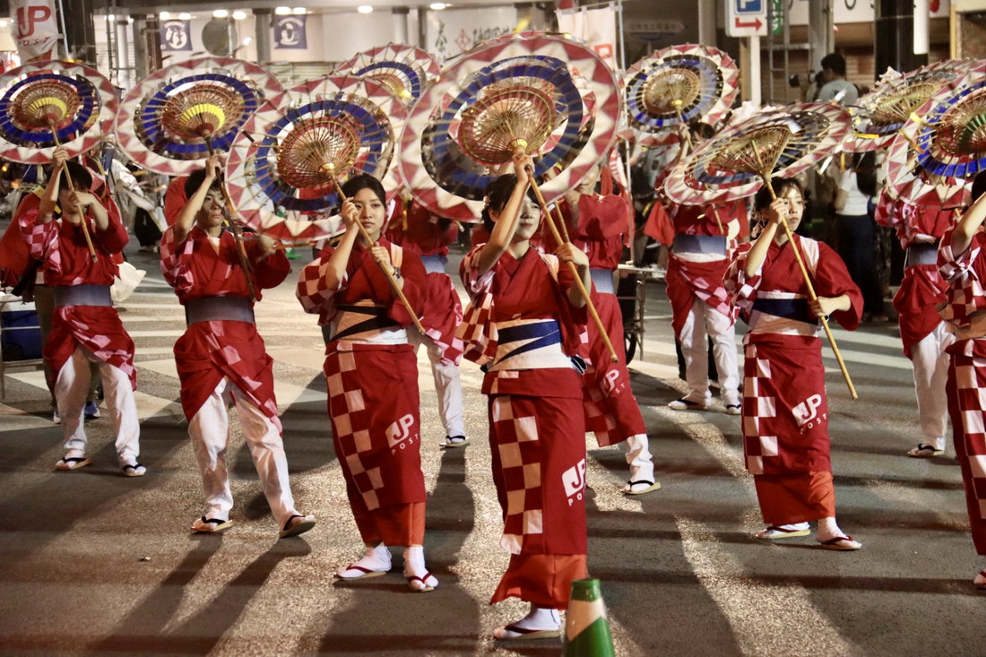 鳥取鏘鏘祭的舞群，來自不同單位，人員配置、團隊服裝都不一樣。