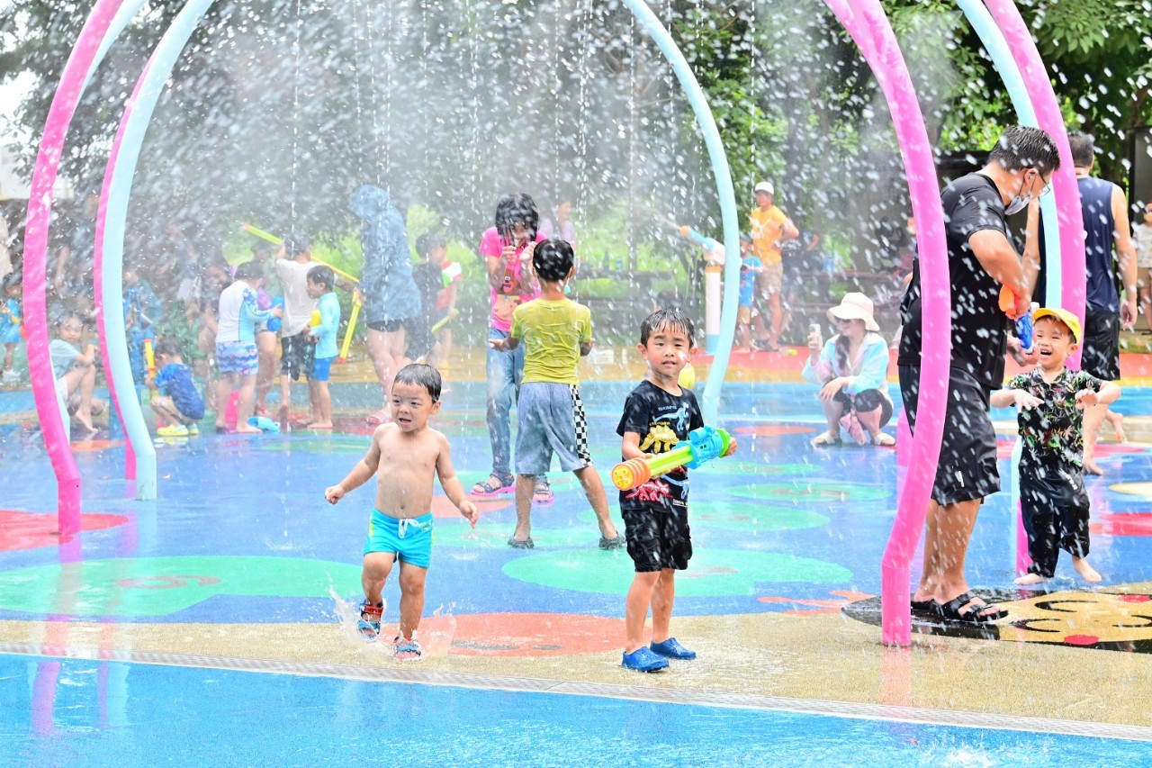 中科公園「夏日戲水區」設置完善，深受親子遊客喜愛。圖片來源：台中市政府