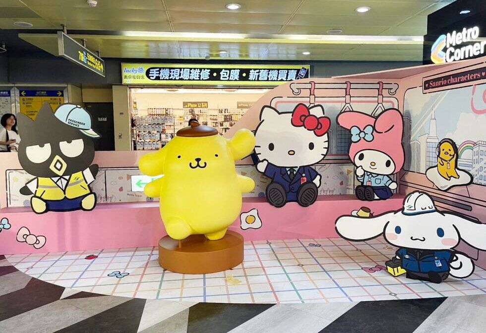 捷運商品館南京復興店也變身為可愛的「三麗鷗主題店」，店外規劃有打卡點。圖片來源：台北捷運公司