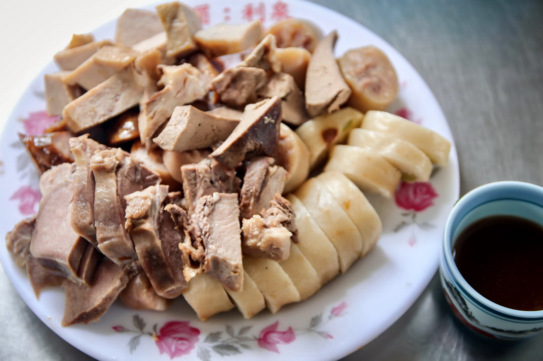 在地人都愛吃的「吳家魯熟肉」，一份30元起，內用低消一人50元，香腸和粉腸搭配特製沾醬，吃起來就是美味。圖片來源：嘉義文觀局