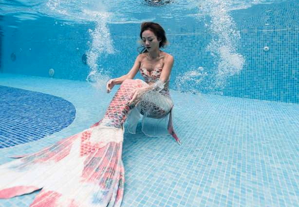大地酒店今年暑期首度將超夢幻美人魚秀搬到游泳池展演。圖片來源：大地酒店