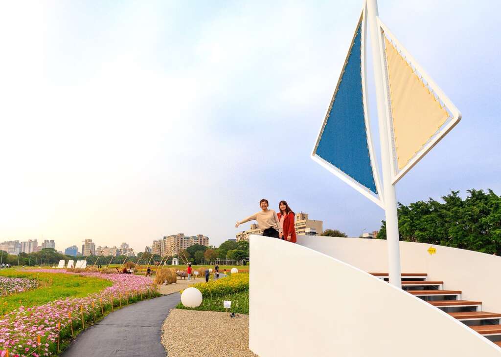今年新增的船型瞭望台，讓民眾可登高賞花海。圖片來源：台北市政府水利處