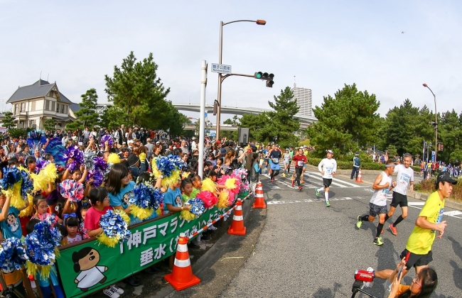 市民們為跑者加油打氣。圖片提供：神戶觀光局