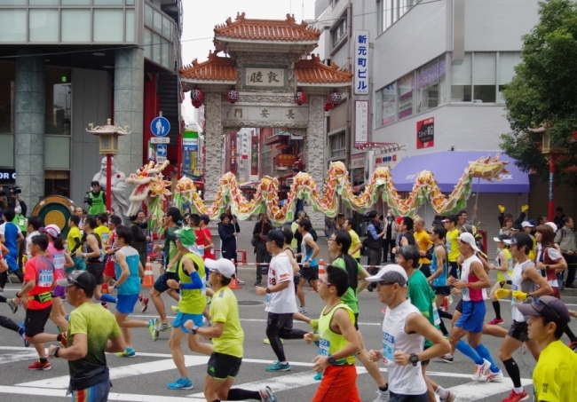 馬拉松途經南京町前。圖片提供：神戶觀光局