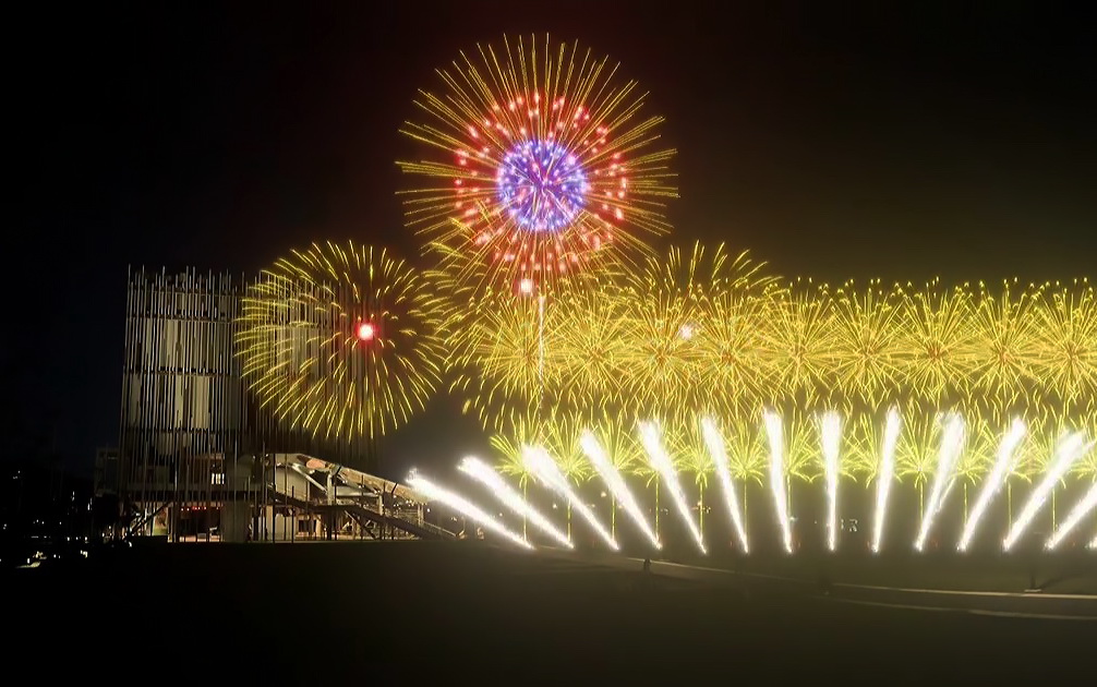 開館首週末4/26、27兩天晚間20:30起,特別舉行長達300秒的煙火大秀《藝鳴新聲》。圖片來源:新北市政府
