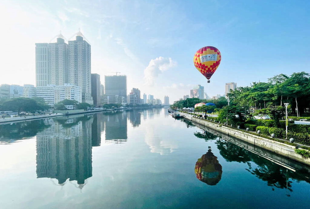 愛河場的熱氣球，今年將會有新面孔高雄熊熱氣球跟大家碰面。圖片來源：高雄市政府