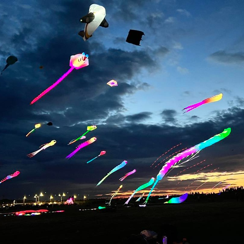 夜間風箏展演，以滿天的夜光風箏來呈現。圖片來源：雲嘉南風管處