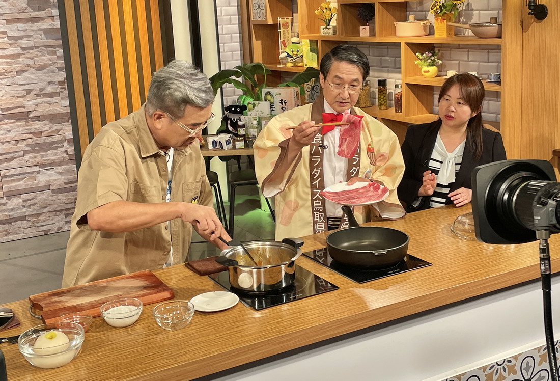 鳥取縣知事平井伸治（中），於《美味SO MUCH》節目中教作鳥取和牛咖哩飯。