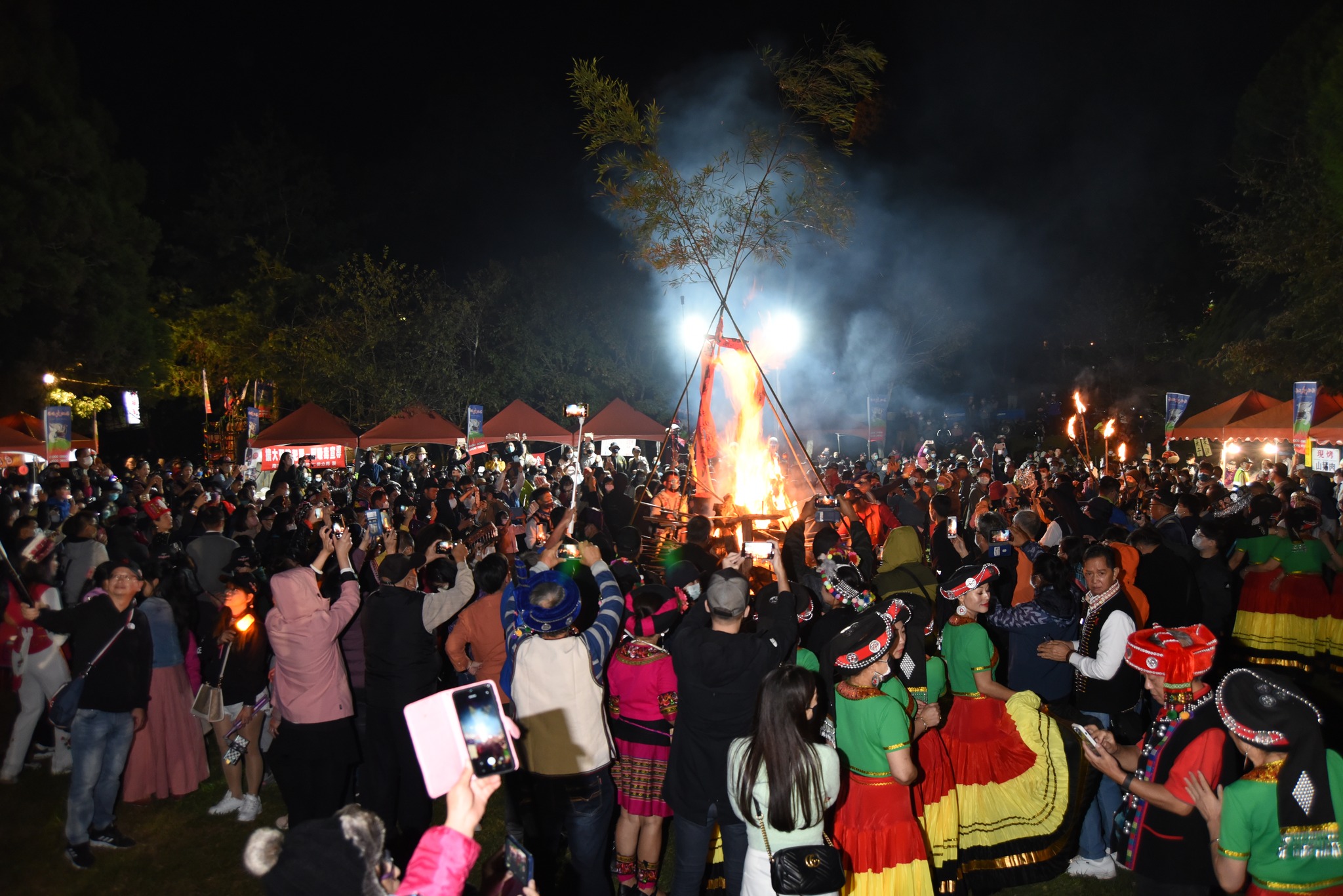 參加清境火把節，族人與來訪的遊客可一同舉著火把燃起篝火。圖片來源：清境火把節臉書