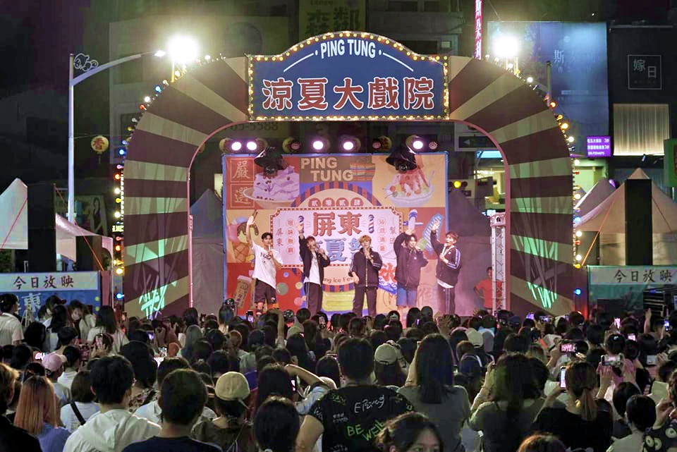 屏東涼夏季會舉辦歌手演唱等表演,連續2週嗨翻假日夜晚。圖片來源:屏東縣政府