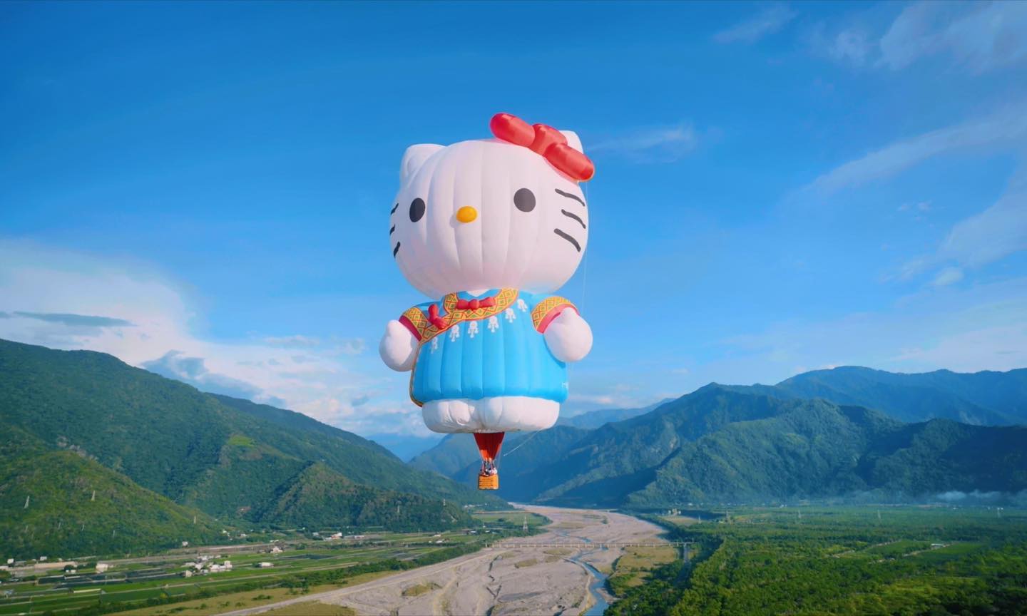 HELLO KITTY入境隨俗，穿上一深布農族衣服。圖片來源：台東縣政府