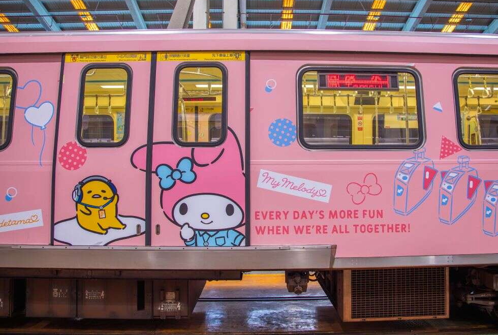 HELLO KITTY捷運彩繪列車，全車以夢幻粉嫩色為基調。圖片來源：台北捷運公司