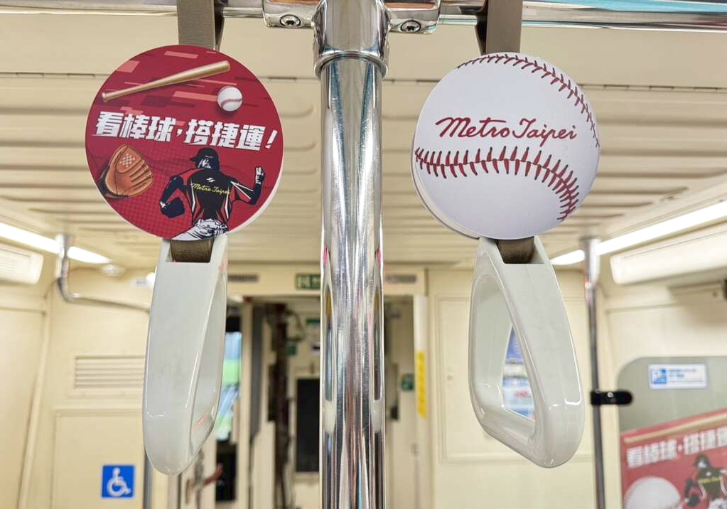 捷運車廂裡的握把也有巧思。圖片來源：台北捷運公司